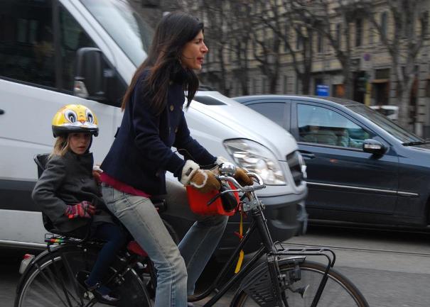 Trasportare i bambini in bici: seggiolini, carrelli, appendici