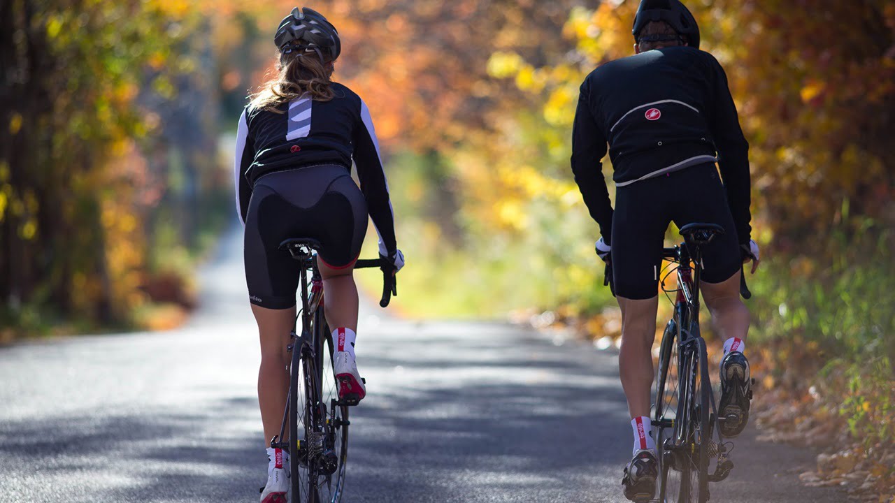 andare in bicicletta si allenano i glutei