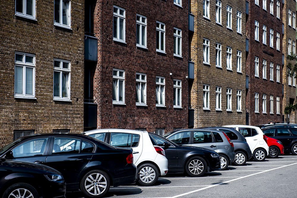 Parcheggi auto per i residenti: a Copenhagen costeranno 100 volte di più