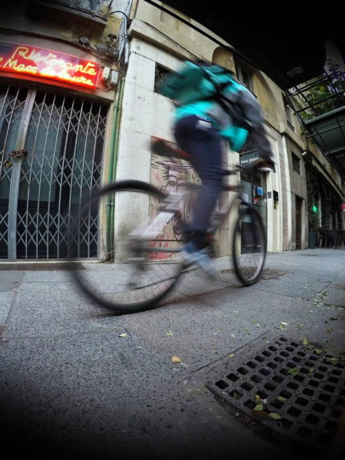 Rider pedala nelle strade di Brescia
