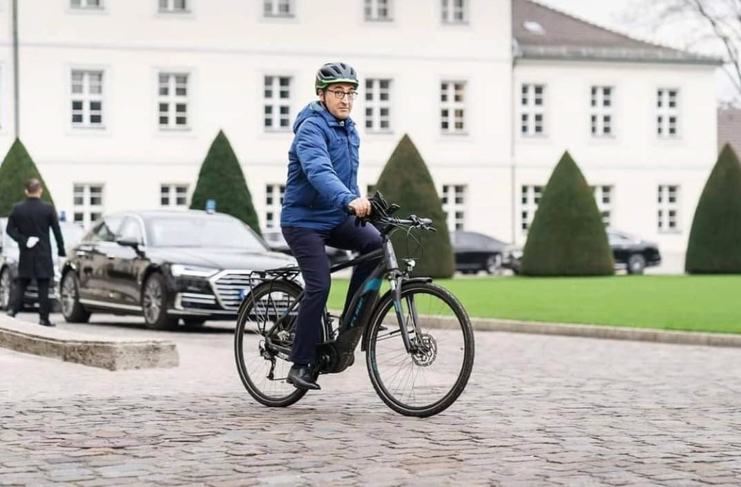 Deutschland, neu vereidigter Landwirtschaftsminister auf dem Fahrrad