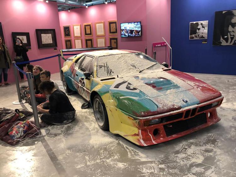 Attivisti per il clima gettano farina sull’auto BMW dipinta da Andy Warhol