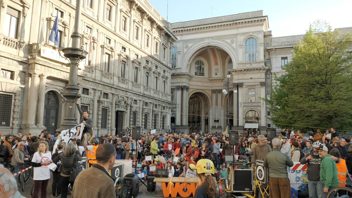 Emergenza Milano, Centinaia Di Persone In Piazza: "Città 30, Ciclabili ...